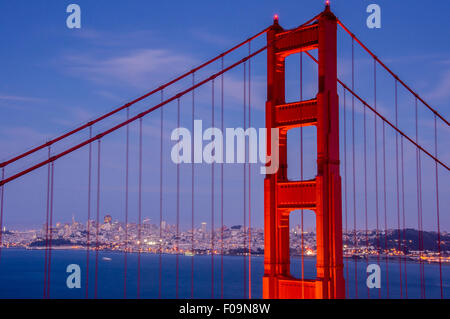 Il Ponte Golden Gate e la skyline di San Francisco Foto Stock