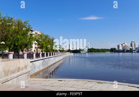 Ekaterinburg terrapieno, stagno e moderni edifici Foto Stock