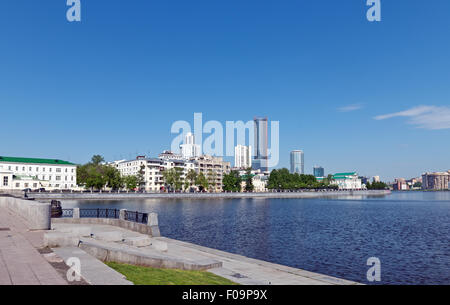 Ekaterinburg terrapieno, stagno e moderni edifici Foto Stock