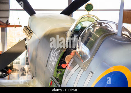 Interno del Spitfire ed Hurricane Memorial Museum a Manston Kent. Un Supermarine Spitfire Mk XVI (LF). Guardando avanti passato pozzetto aperto. Foto Stock