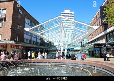 Abbassare Precinct centro commerciale con una fontana in primo piano, Coventry, West Midlands, Inghilterra, Regno Unito, Europa occidentale. Foto Stock