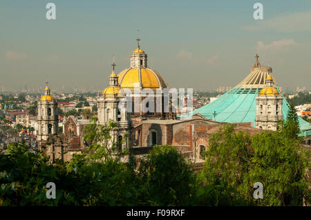 La vecchia e la nuova Basilica di Nostra Signora di Guadalupe, Città del Messico, Messico Foto Stock