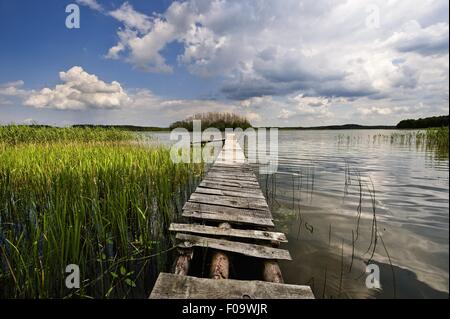 Vista del lago e pontile in Mikolajki, Warmia-Masuria, Polonia Foto Stock