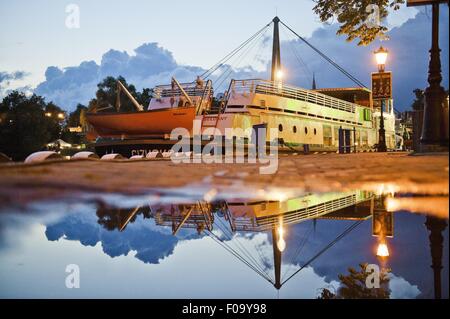 Nave ormeggiata al porto di Mikolajki, Warmia-Masuria, Polonia Foto Stock