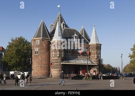 I turisti in piedi e in bicicletta al di fuori del Waag monumento di Nieuwmarkt, Amsterdam, Paesi Bassi Foto Stock