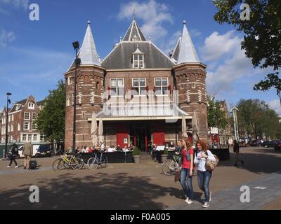 I turisti in piedi e in bicicletta al di fuori del Waag monumento di Nieuwmarkt, Amsterdam, Paesi Bassi Foto Stock