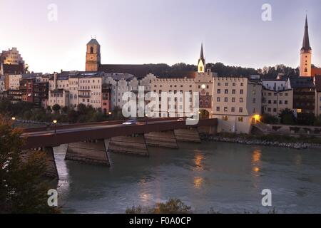 Donna che cammina sulla strada di fronte a Wasserburg am Inn in Rosenheim, Baviera, Germania Foto Stock