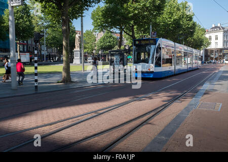 Una fermata del tram in piazza centrale nel centro di Amsterdam a Rembrandt Square Foto Stock