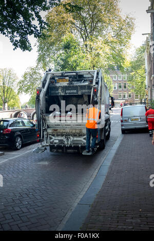 La raccolta dei rifiuti per le strade di Amsterdam Foto Stock