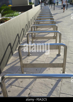 Vuoto in acciaio inox supporti per bicicletta al di fuori di Malaga Maria Zambrano stazione ferroviaria Foto Stock