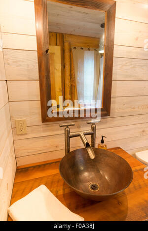 Artigiano il lavandino del bagno in un log cabin al Minam River Lodge in Oregon Wallowa della montagna. Foto Stock