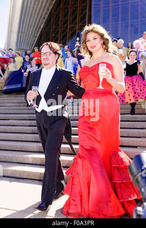 Sydney, Australia - 11 agosto 2015: cantanti lirici in costume godono di una parte generata da Opera Australia per contrassegnare il suo sessantesimo anniversario e lanciare il suo 2016 stagione alla Opera House di Sydney il 11 agosto 2015 Credit: MediaServicesAP/Alamy Live News Foto Stock