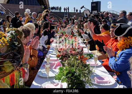 Sydney, Australia - 11 agosto 2015: cantanti lirici in costume godono di una parte generata da Opera Australia per contrassegnare il suo sessantesimo anniversario e lanciare il suo 2016 stagione alla Opera House di Sydney il 11 agosto 2015 Credit: MediaServicesAP/Alamy Live News Foto Stock