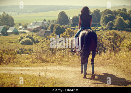 Donna durante passeggiate a cavallo estate in campagna. Foto Stock