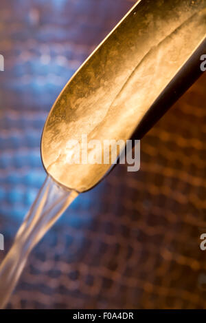 Artigiano il lavandino del bagno in un log cabin al Minam River Lodge in Oregon Wallowa della montagna. Foto Stock