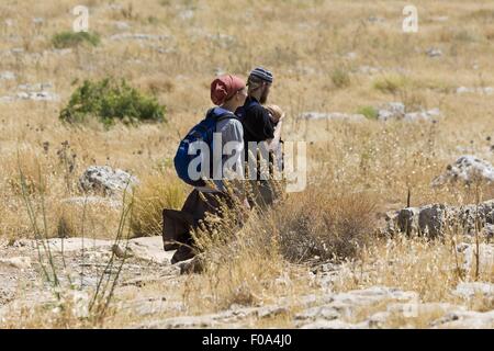 Pellegrini in cammino sulla montagna di Arbel a Gesù Trail, Capernaum, della Galilea, Israele Foto Stock