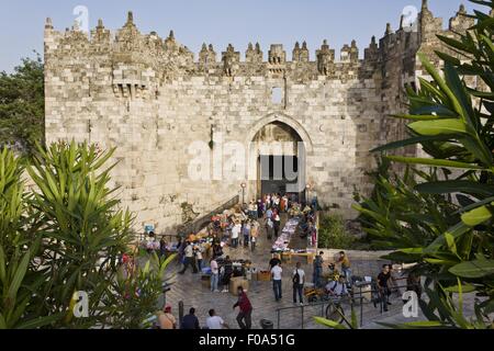 Vista dei turisti alla porta di Damasco a Gerusalemme, Israele Foto Stock