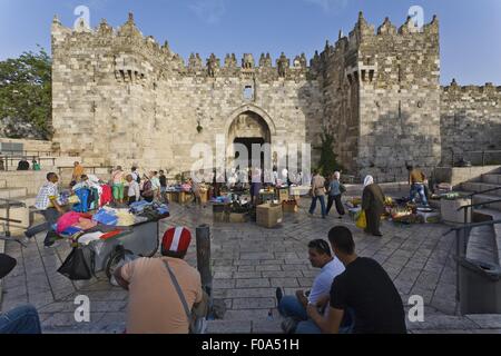 Vista dei turisti alla porta di Damasco a Gerusalemme, Israele Foto Stock