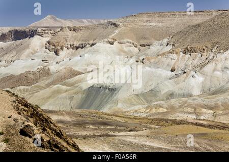 Vista del deserto di pietra con sky, Wadi Hawarim, deserto del Negev, Israele Foto Stock