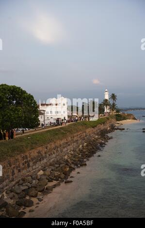 Vista della Moschea Meera e Lighthouse vicino a India Oceano in Sri Lanka Foto Stock