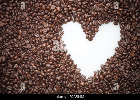 Cuore bianco simbolo in chicchi di caffè Foto Stock