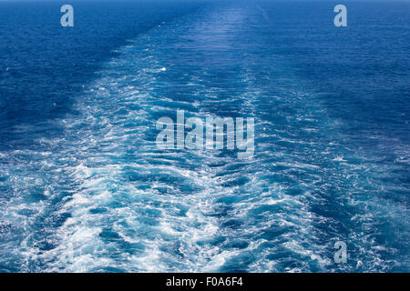 Immagine di una scia nel mare, causato dalla grande nave eliche durante il movimento. Foto Stock