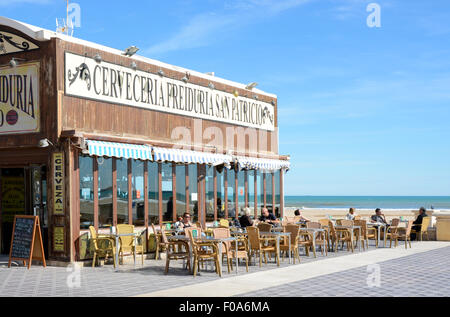 Ristorante, cafe e bar sul lungomare a spiaggia Malvarossa a Valencia in Spagna. Con la gente seduta ai tavoli Foto Stock