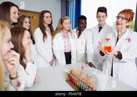 Studenti e insegnanti che lavorano in laboratorio di chimica Foto Stock