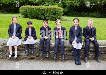 Un gruppo di giovani compagni di classe nel parco giochi Foto Stock
