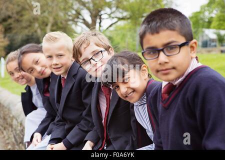 Un gruppo di giovani compagni di classe nel parco giochi Foto Stock