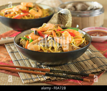 Re boreale Chow Mein. Gamberi fritti tagliatelle. Cucina cinese Foto Stock