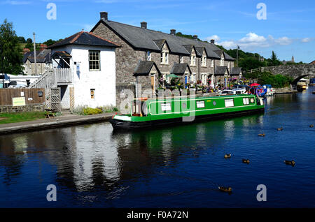 Verde barca stretta sulla Monmouthshire e Brecon Canal a Brecon Powys Galles Cymru REGNO UNITO GB Foto Stock
