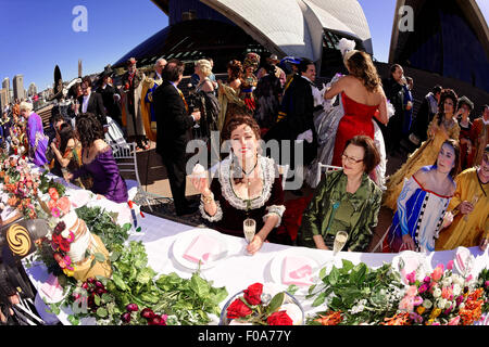 Sydney, Australia - 11 agosto 2015: cantanti lirici in costume godono di una parte generata da Opera Australia per contrassegnare il suo sessantesimo anniversario e lanciare il suo 2016 stagione alla Opera House di Sydney il 11 agosto 2015 Credit: MediaServicesAP/Alamy Live News Foto Stock
