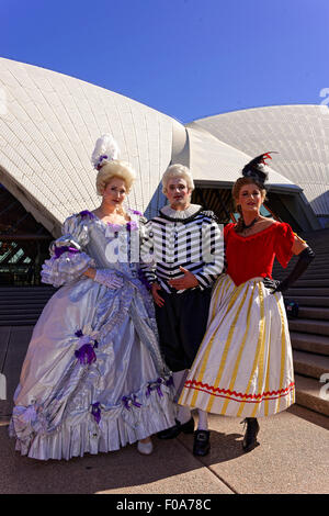 Sydney, Australia - 11 agosto 2015: cantanti lirici in costume godono di una parte generata da Opera Australia per contrassegnare il suo sessantesimo anniversario e lanciare il suo 2016 stagione alla Opera House di Sydney il 11 agosto 2015 Credit: MediaServicesAP/Alamy Live News Foto Stock