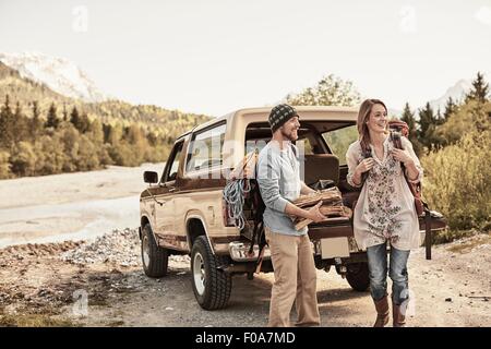 Coppia giovane preparando a fare delle escursioni, trasporto di legna da ardere Foto Stock