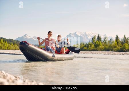 Paio utilizzando piastre per sterzare dinghy su acqua, Wallgau, Baviera, Germania Foto Stock