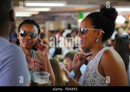 Sud Africa, Johannesburg. Studenti e giovani alla moda di raccogliere al mercato Neighborgoods detenute nel Braamfontein area della città Foto Stock