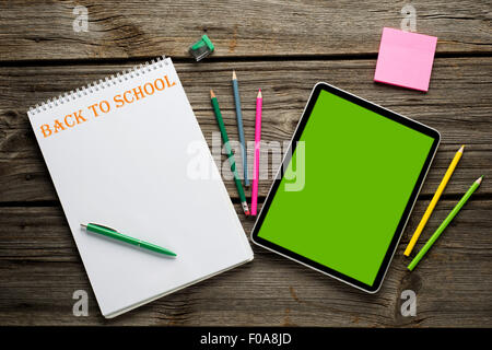 Immagine composita della tavoletta digitale sul banco degli studenti. Si torna a scuola lo sfondo Foto Stock