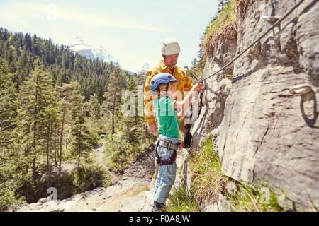 Padre e figlio rock climbing, Ehrwald, Tirolo, Austria Foto Stock