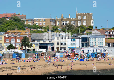 Broadstairs Kent, Inghilterra, Regno Unito. Viking Bay Beach e Bleak House Castello (hotel / Dickens museum) sulla collina Foto Stock