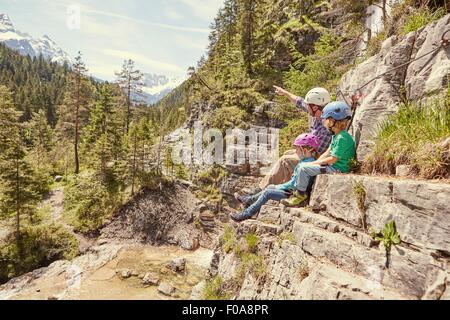 Padre e figli gode di vista sulla collina, Ehrwald, Tirolo, Austria Foto Stock