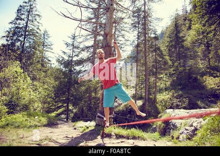 Uomo in equilibrio su corda, Ehrwald, Tirolo, Austria Foto Stock