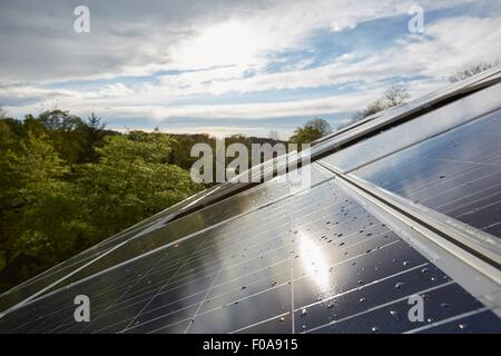 Elevata fino in prossimità del sole i pannelli solari sul tetto della casa Foto Stock