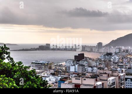 Vista in elevazione di Copacabana e Leme dal Morro da Babilonia, Rio de Janeiro, Brasile Foto Stock