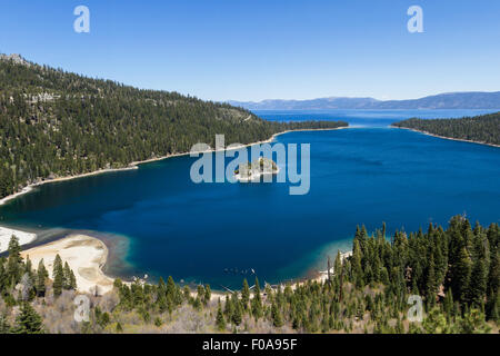 Vista di Emerald Bay in Lake Tahoe su un inizio primavera pomeriggio di un lago calmo e fresco verde degli alberi Foto Stock