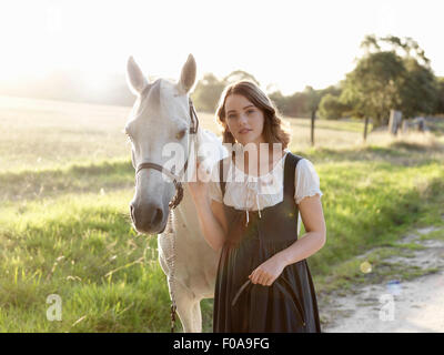 Ritratto di ragazza adolescente e il suo cavallo grigio Foto Stock