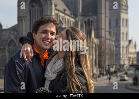 Coppia romantica di fronte la Cattedrale di San Bavo, Gand, Fiandre, in Belgio Foto Stock