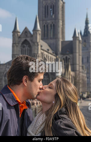 Giovane baciando di fronte la Cattedrale di San Bavo, Gand, Fiandre, in Belgio Foto Stock