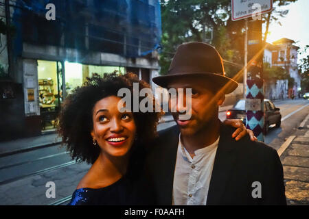 Matura in piedi insieme in ambiente urbano, sorridente Foto Stock