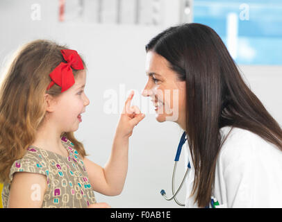 Medico il legame con la ragazza giovane durante la consultazione Foto Stock